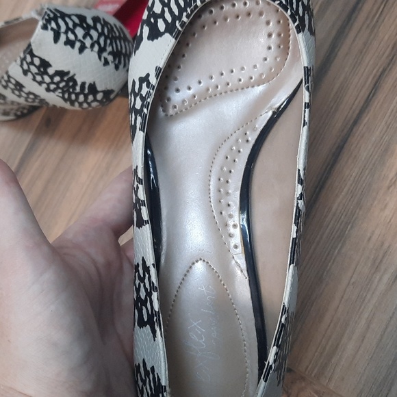 Dex Flex Comfort  Ivory and black pattern heels Size 9 - Picture 5 of 7